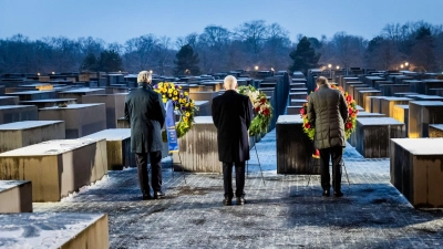 Alexander Dobrindt (r-l, CSU), Bundesinnenminister, Josef Schuster, Präsident des Zentralrates der Juden in Deutschland, und Magnus Brunner, Kommissar für Inneres und Migration der Europäischen Union. (Foto: Christoph Soeder/dpa)