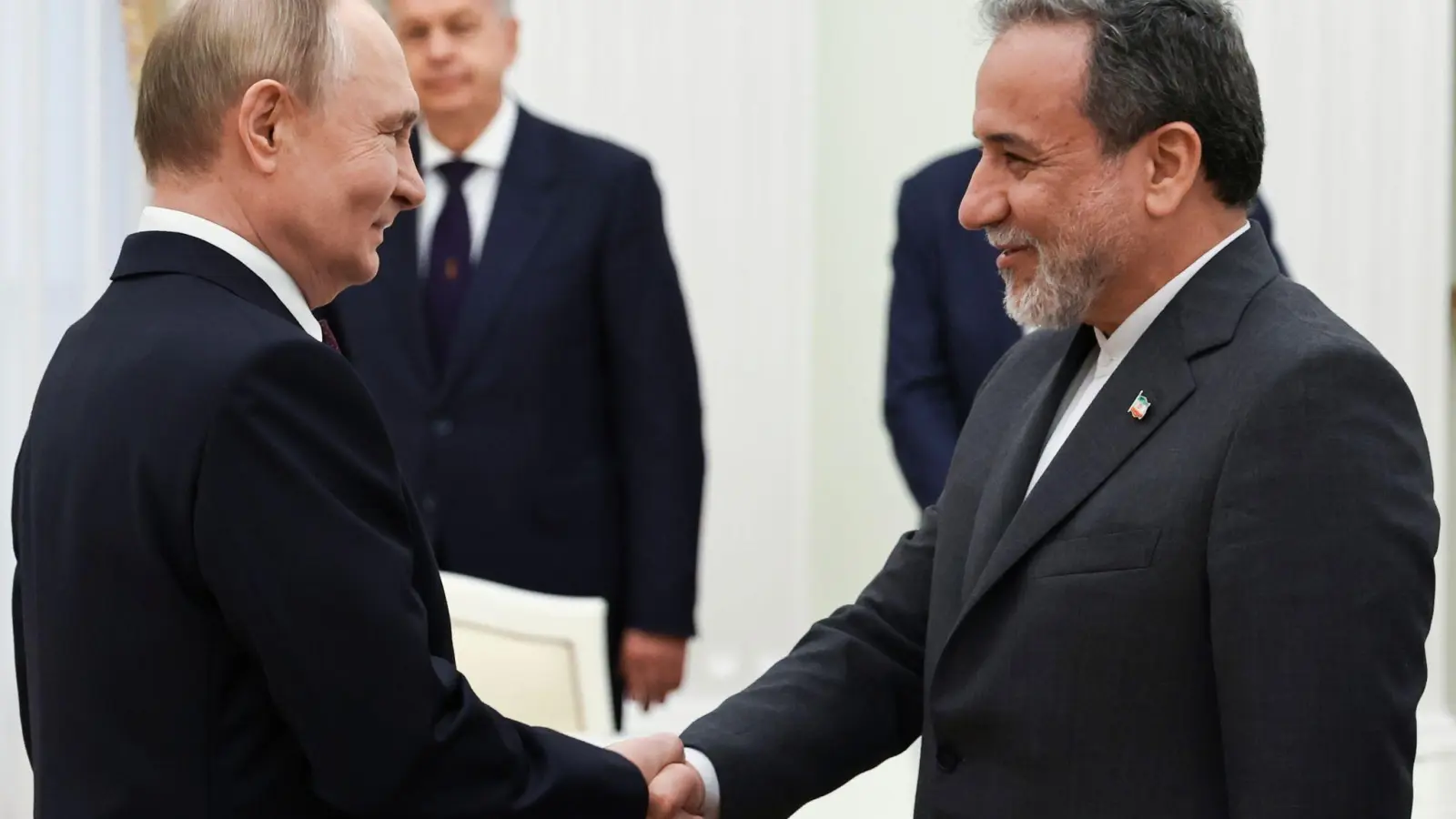 Kremlchef Putin im Gespräch mit Irans Außenminister Araghtschi (Archivbild)  (Foto: Alexander Kazakov/Pool Sputnik Kremlin/AP/dpa)