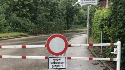 Der Rezatparkplatz ist wegen der Hochwasser-Gefahr gesperrt. (Foto: Florian Pöhlmann)