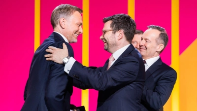 Christian Lindner (l-r) wird von Marco Buschmann und Volker Wissing zur Wiederwahl beglückwünscht. (Foto: Christoph Soeder/dpa)