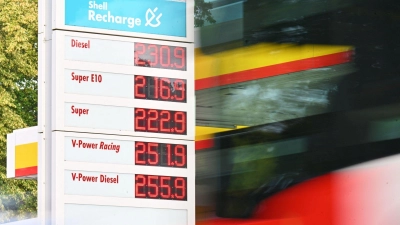 Die Spritpreise sinken bereits vor dem Start des Tankrabatts.  (Foto: Sina Schuldt/dpa)