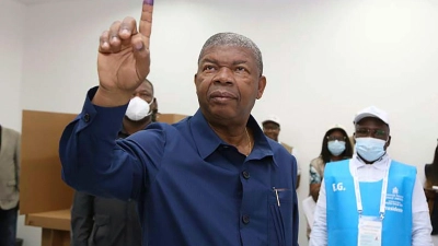 João Lourenço bei seiner Stimmabgabe in einem Wahllokal in Luanda. (Foto: AP/dpa)