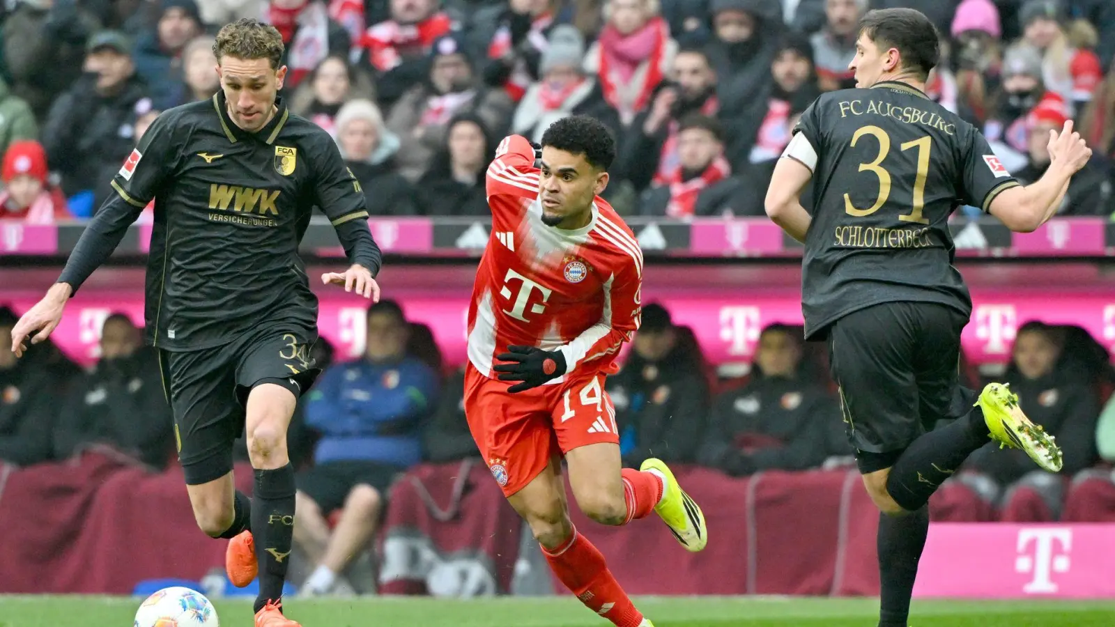 Arthur Chaves feiert einen Einstand nach Maß beim FC Augsburg. (Foto: Peter Kneffel/dpa)