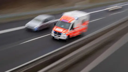Ein Rettungswagen fährt über eine Autobahn. (Foto: Julian Stratenschulte/dpa/Symbolbild)