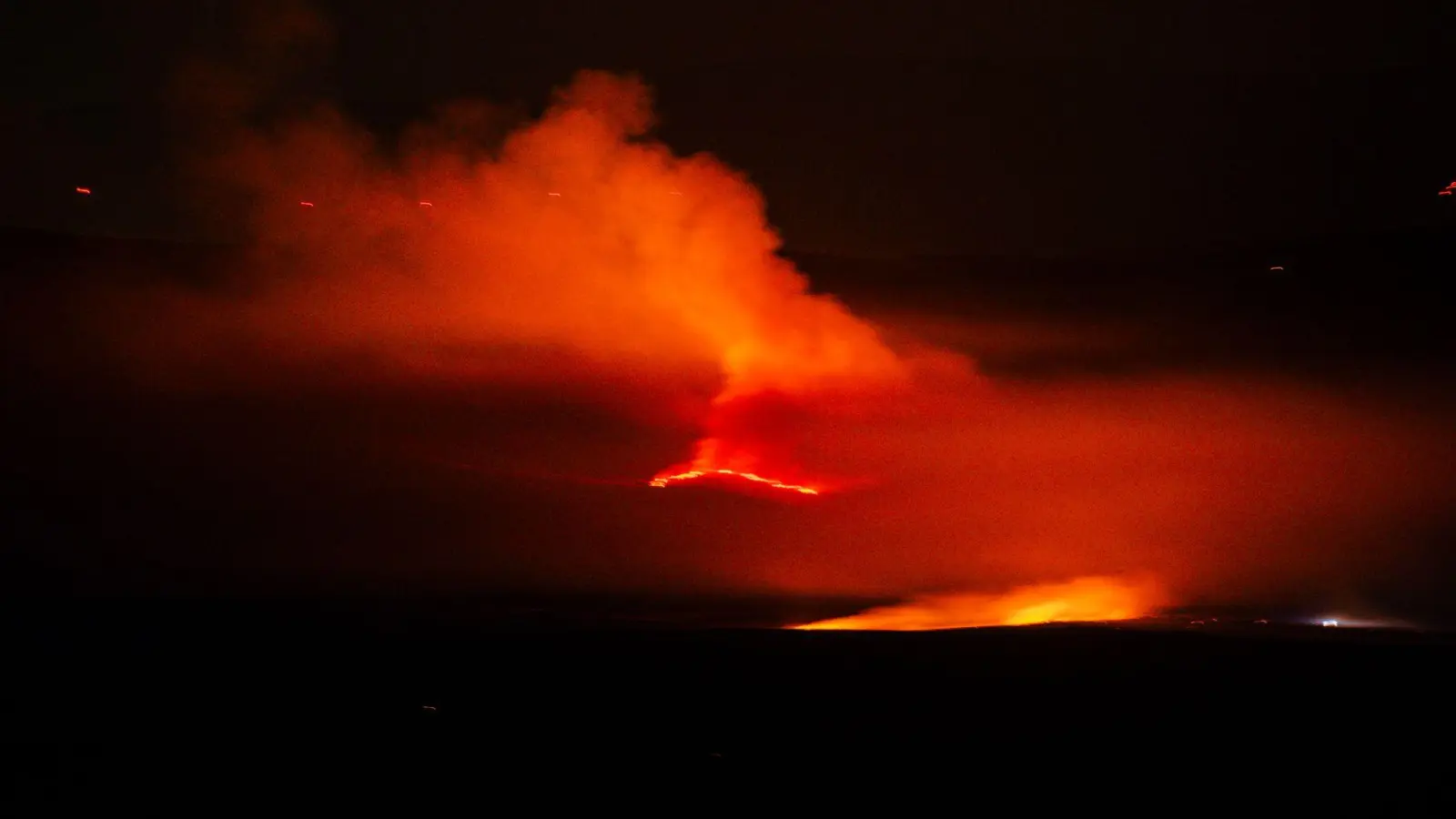 Der Feuerschein der riesigen Waldbrände ist vor allem nachts wie hier in der Autonomen Gemeinschaft von Kastilien und León in Spanien weithin sichtbar. (Foto: Mateo Lanzuela/EUROPA PRESS/dpa)