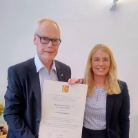 Bürgermeisterin Eva Didion überreicht ihrem Vorgänger Dr. Jürgen Pfeiffer die Ernennungsurkunde zum „Altbürgermeister“.  (Foto: Eckard Dürr)