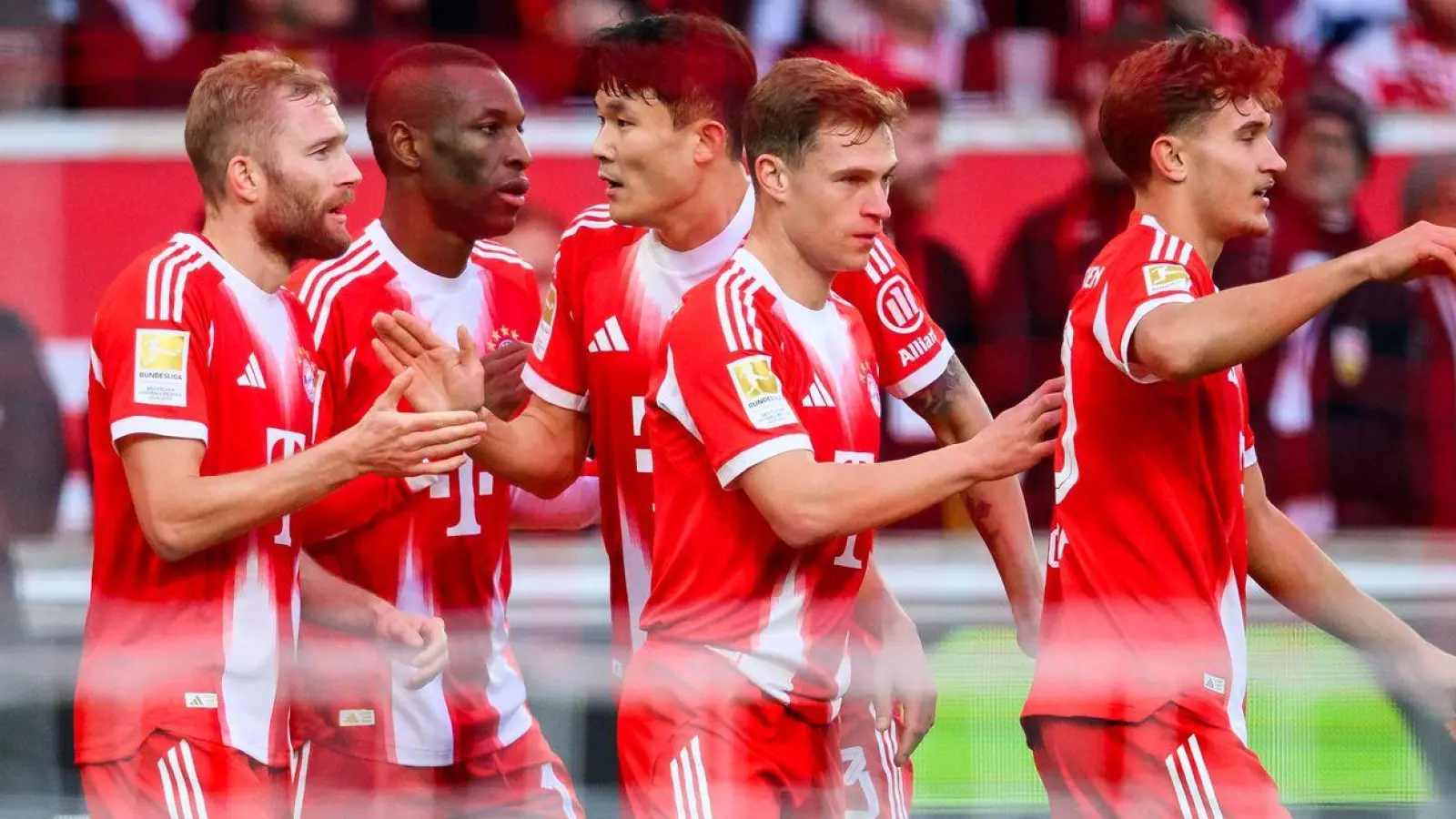 Traf sehenswert zur Münchner 1:0-Führung: Konrad Laimer (2.v.l.). (Foto: Tom Weller/dpa)