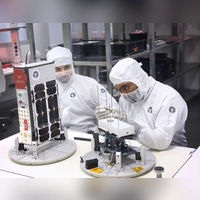 Bereits heute sind Mini-Satelliten aus Würzburg im All unterwegs. Geht es nach den Freien Wählern, soll der Freistaat bei der Erforschung und Produktion solcher Fluggeräte künftig europaweit an der Spitze stehen. (Archivbild) (Foto: Karl-Josef Hildenbrand/dpa)