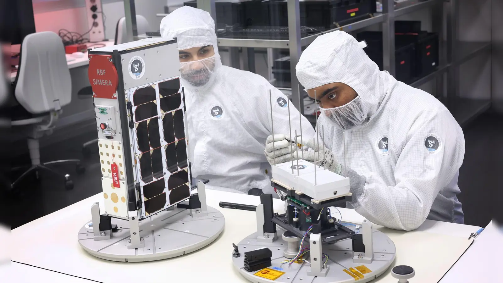 Bereits heute sind Mini-Satelliten aus Würzburg im All unterwegs. Geht es nach den Freien Wählern, soll der Freistaat bei der Erforschung und Produktion solcher Fluggeräte künftig europaweit an der Spitze stehen. (Archivbild) (Foto: Karl-Josef Hildenbrand/dpa)