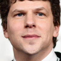Der US-Schauspieler Jesse Eisenberg ist als Ehrengast zu den internationalen Filmfestspielen in Karlovy Vary (Karlsbad) eingeladen. (Archivbild) (Foto: Richard Shotwell/Invision/dpa)