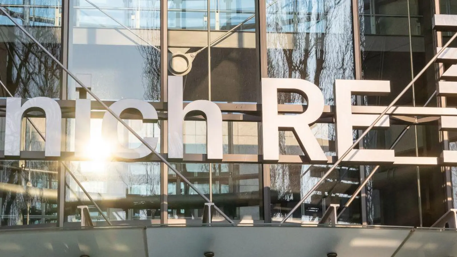 Das Logo und der Schriftzug der Munich Re ist am Haupteingang des Verwaltungsgebäudes  zu sehen. (Foto: Peter Kneffel/Deutsche Presse-Agentur GmbH/dpa)