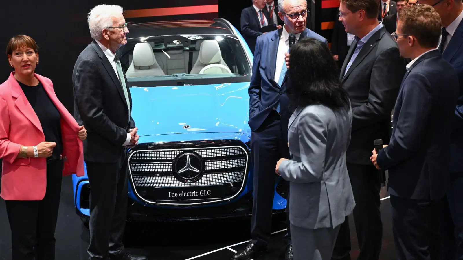 Bundeskanzler Friedrich Merz am Stand von Mercedes-Benz. (Foto: Sven Hoppe/dpa)