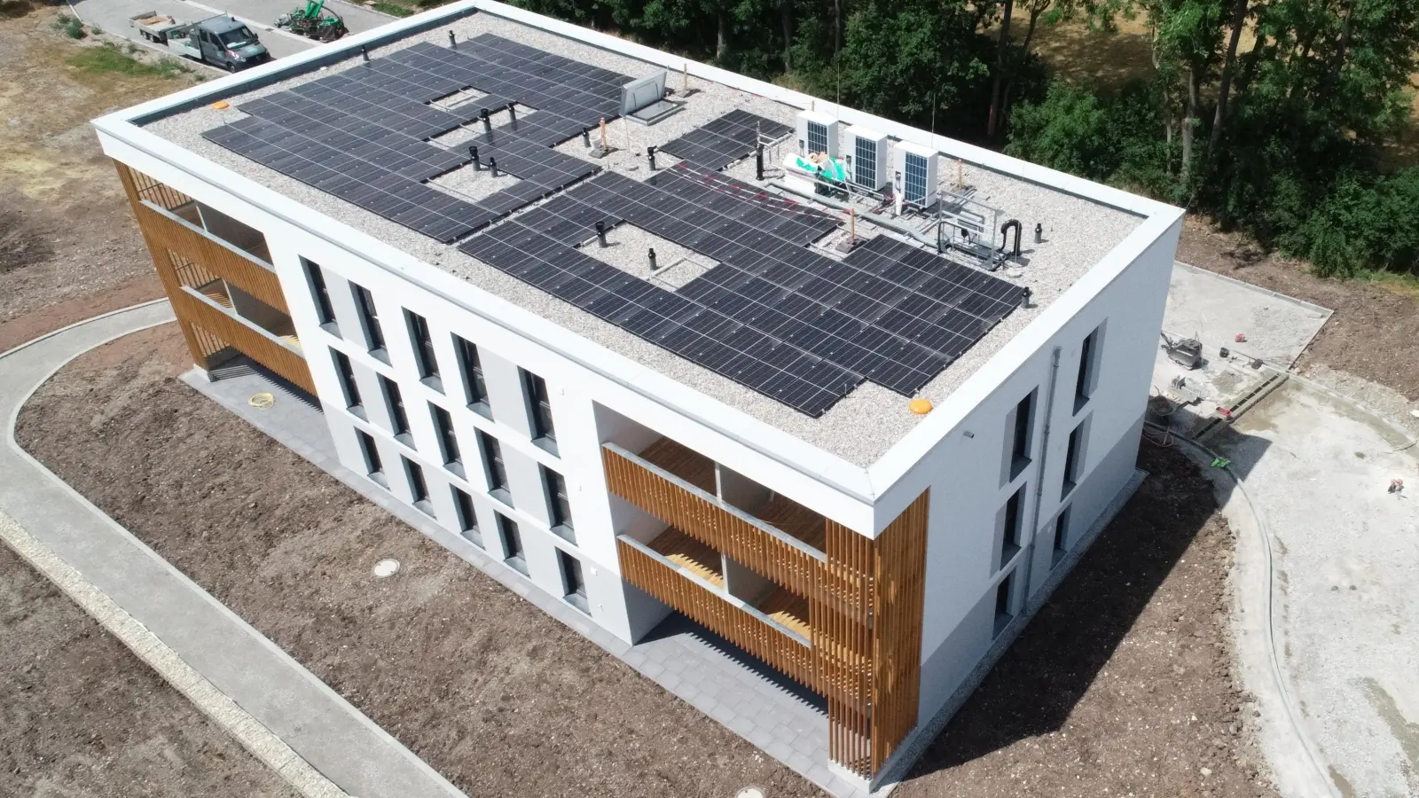Elf Wohnungen wurden in dem Gebäude geschaffen. Den Strom, den eine Photovoltaik-Anlage auf dem Dach produziert, nehmen die Mieter ab, wobei auch die drei Wärmepumpen große Verbraucher sind. (Foto: Döllinger Architekten GbR/Peter Döllinger)