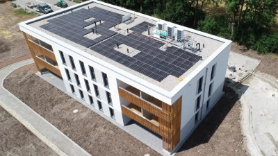 Elf Wohnungen wurden in dem Gebäude geschaffen. Den Strom, den eine Photovoltaik-Anlage auf dem Dach produziert, nehmen die Mieter ab, wobei auch die drei Wärmepumpen große Verbraucher sind. (Foto: Döllinger Architekten GbR/Peter Döllinger)