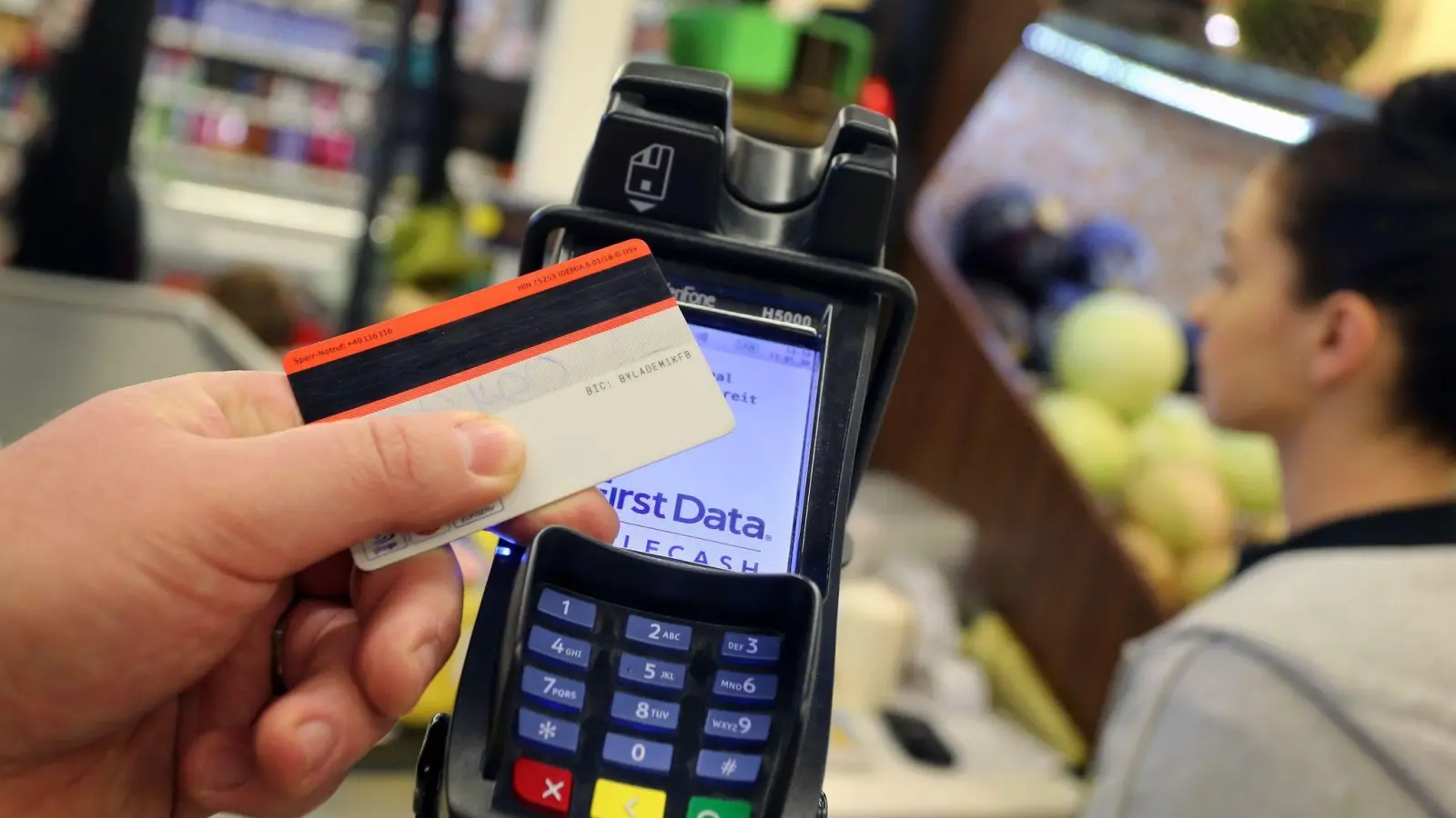 Eine EC-Karte wird an den Bezahl-Terminal an der Kasse eines Supermarktes gehalten. (Foto: Karl-Josef Hildenbrand/dpa)
