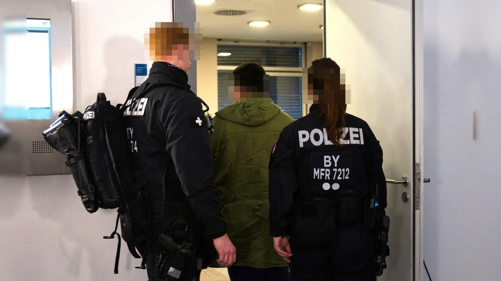 Eng begleitet von der Polizei betritt der Angeklagte den Gerichtssaal. Er hat nach Morddrohungen besonderen Schutz.  (Foto: René Chlopotowski)