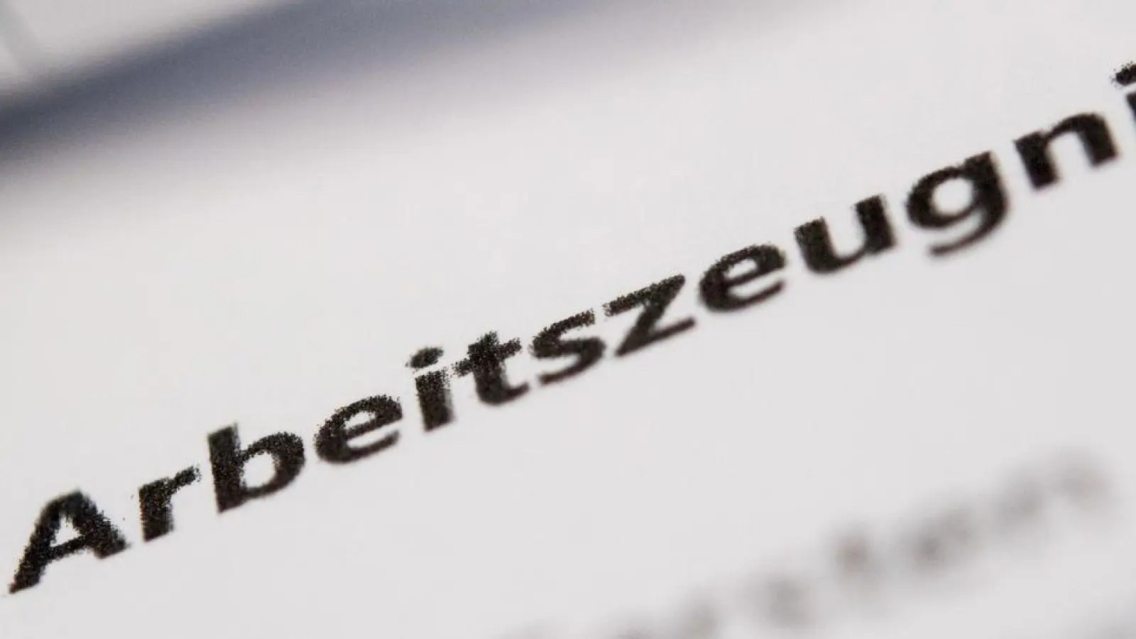 „Wir wünschen für die Zukunft alles Gute“ im Arbeitszeugnis – Was steckt wirklich hinter solchen Formulierungen? (Foto: Andrea Warnecke/dpa-tmn)