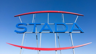 Der Arzneikonzern Stada kehrt doch nicht an die Börse zurück, sondern bleibt in den Händen von Finanzinvestoren (Archivbild) (Foto: Boris Roessler/dpa)