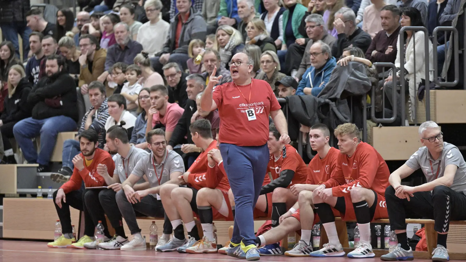Ein voll besetzte Auswechselbank und viele Zuschauer im Rücken: So gefällt Bernd Becker (vorne) Handball in Rothenburg. „Die Spiele bei uns sind ein Event“, sagt der Trainer. (Foto: Martin Rügner)