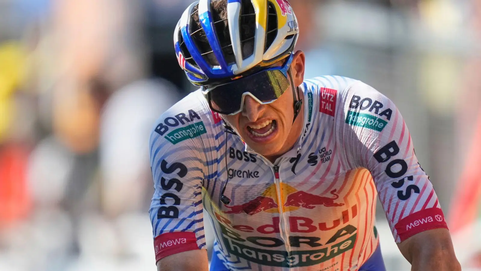 Erschöpft im Ziel: Lipowitz als Tagesdritter. (Foto: Mosa'ab Elshamy/AP/dpa)