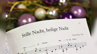 Weihnachten hören, riechen, fühlen: Musik und Rituale sind für Menschen mit Demenz wertvolle Anker. (Foto: Michael Kappeler/dpa/dpa-tmn)