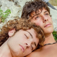 Nino (Gabriele Pizzurro, l) und Gianni (Samuele Segreto, r) haben sich ineinander verliebt.  (Foto: -/Salzgeber & Co. Medien GmbH/Bayerischer Rundfunk/dpa)