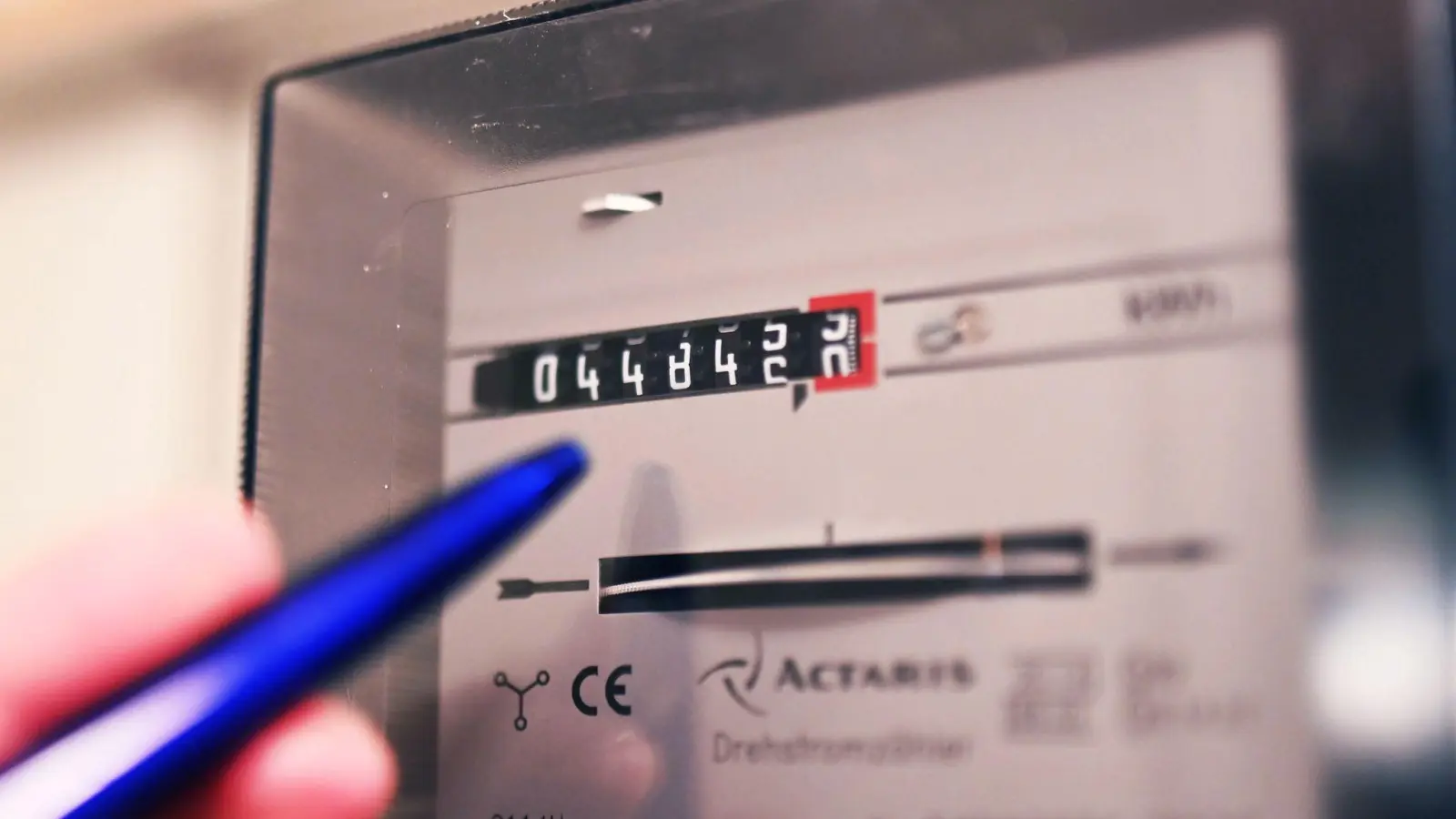 Es hagelt Kritik, die Stromsteuer nicht für alle zu senken. (Symbolbild) (Foto: Uli Deck/dpa)