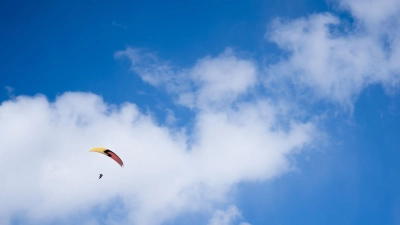 Gleitschirmfliegen ist besonders im Sommer ein beliebter Sport. (Symboldbild) (Foto: Nicolas Armer/dpa)