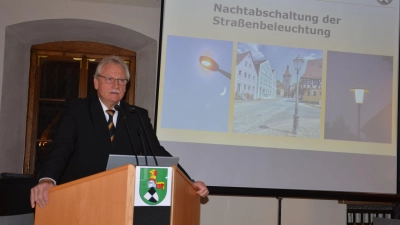 Auch die – mittlerweile revidierte – Nachtabschaltung der Straßenlampen war Thema im Bericht von Klaus Meier bei der Neustädter Bürgerversammlung. (Foto: Patrick Lauer)