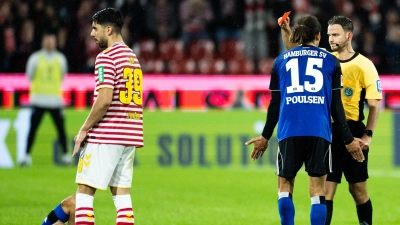 Schiedsrichter Daniel Schlager verweist Immanuel Pherai des Feldes. (Foto: Rolf Vennenbernd/dpa)