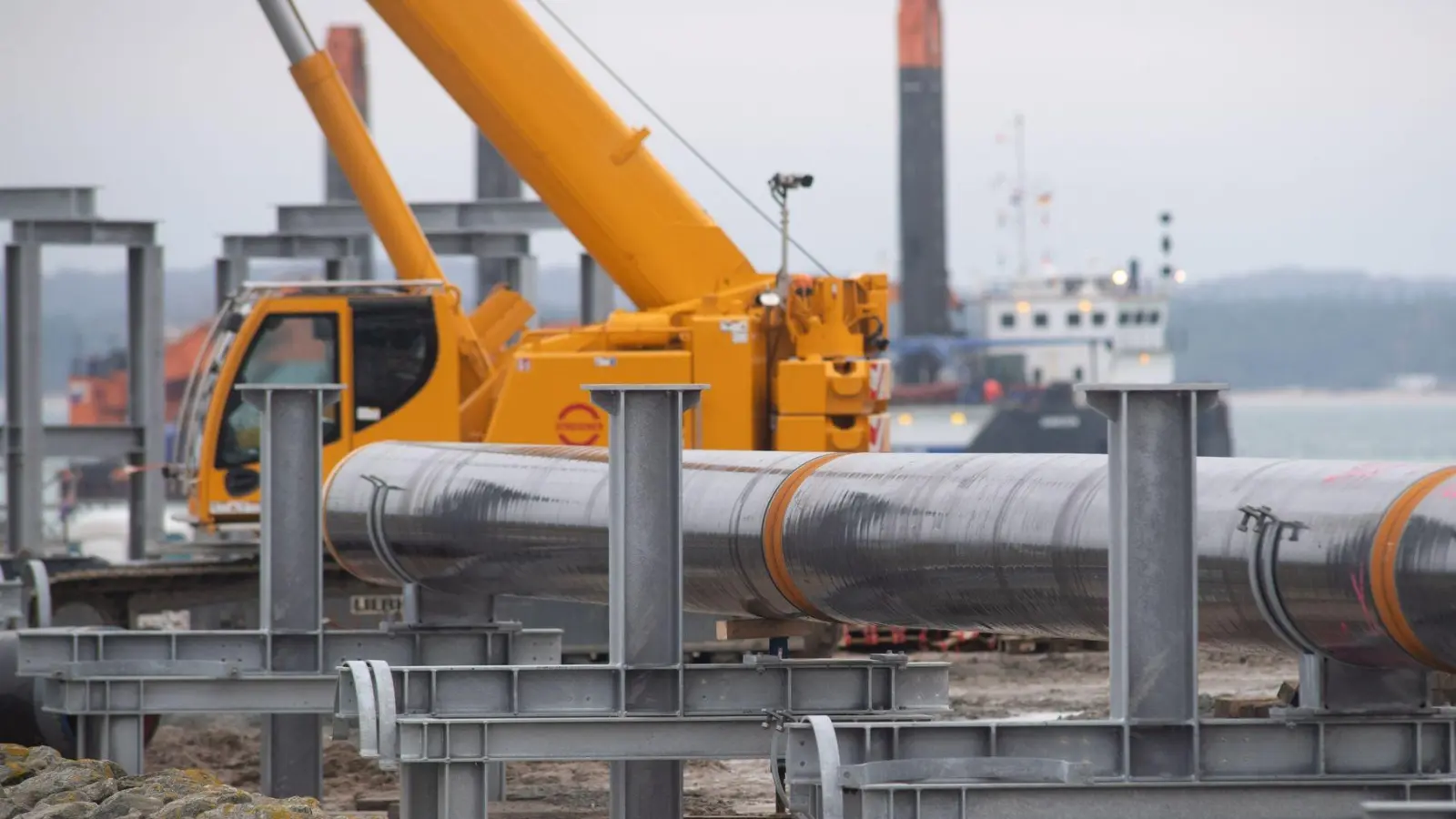 Seit Beginn des russischen Angriffs auf die Ukraine werden in Deutschland vermehrt LNG-Terminals gebaut - wie hier in Sassnitz auf Rügen. IEA-Chef Birol lobt die schnelle Wende der deutschen Energiepolitik. (Foto: dpa)