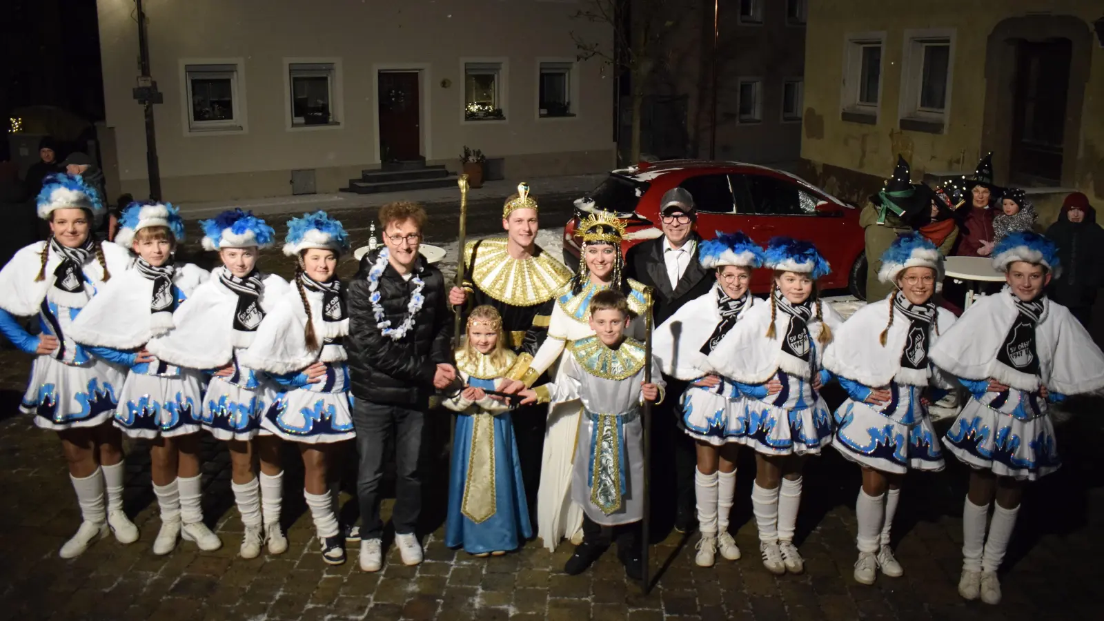 Das Ornbauer Rathaus ist wieder in der Hand der Narren. Die symbolische Schlüsselübergabe an die Prinzenpaare fand bei eisigen Temperaturen statt. (Foto: Christina Özbek)