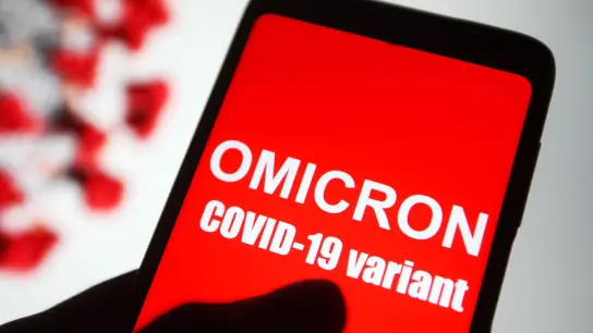 Auf dem Bildschirm eines Smartphones „Omicron COVID-19 variant“ zu lesen. Eine Studie der Charité zur Entstehung der Corona-Variante Omikron ist zurückgezogen worden. Proben waren verunreinigt worden. (Foto: Pavlo Gonchar/SOPA Images via ZUMA Press Wire/dpa)