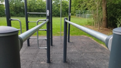 An den Stangen einer Calisthenics-Anlage lassen sich sehr viele verschiedene Übungen machen. An der Rettistraße gibt es nun die dritte öffentlich zugängliche Anlage in Ansbach. (Foto: Robert Maurer)