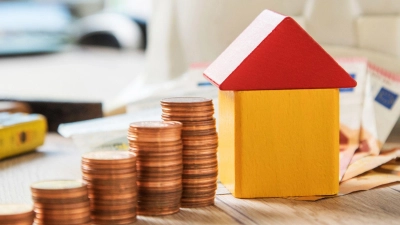 Cent für Cent zum Eigenheim: Wem die Zinsbindungsphase im ersten Finanzierungsanlauf nicht genügt, um die Immobilie abzubezahlen, benötigt eine Anschlussfinanzierung. Um die sollte man sich frühzeitig kümmern. (Foto: Christin Klose/dpa-tmn)