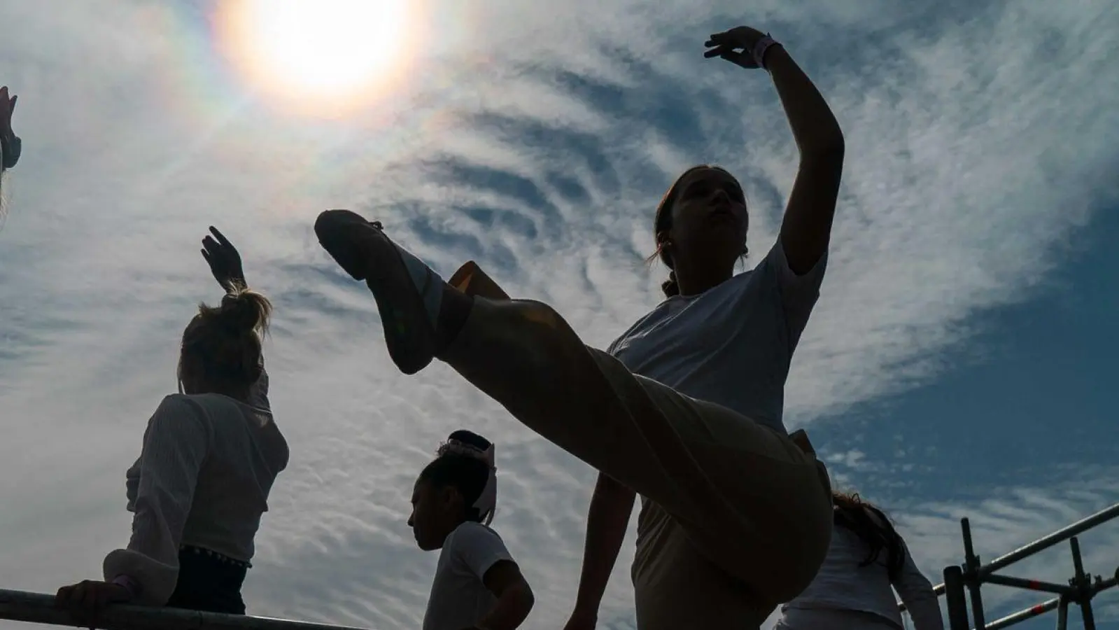 Teilnehmerinnen einer Massen-Ballettstunde in Mexiko-Stadt in Aktion. Die mexikanische Tänzerin Elisa Carrillo, hochdekorierte Primaballerina des Berliner Staatsballetts, hatte zum Unterricht geladen. (Foto: Jair Cabrera Torres/dpa)