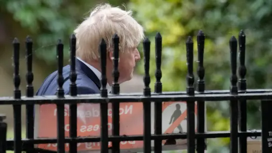 Der britische Premier Boris Johnson muss sich weiter schweren Vorwürfen rund ums „Partygate“ stellen. (Foto: Kirsty Wigglesworth/AP/dpa)