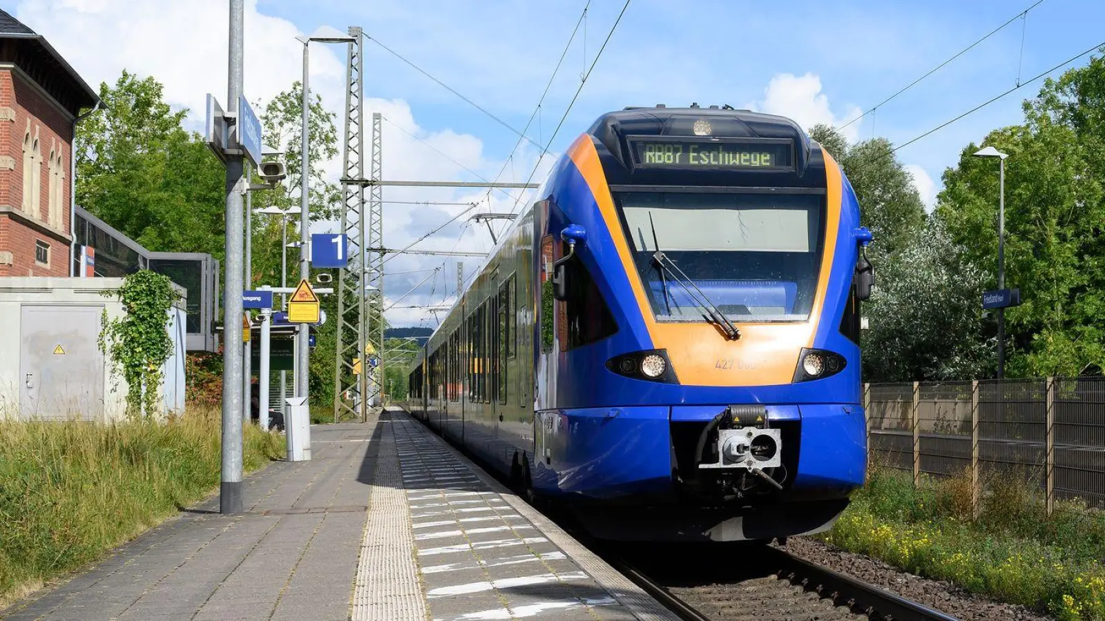 Noch immer ist unklar, warum eine 16-Jährige in Friedland am Bahnsteig starb. Der Bahnhof steht seither im Fokus der Ermittlungen. (Foto: Swen Pförtner/dpa)