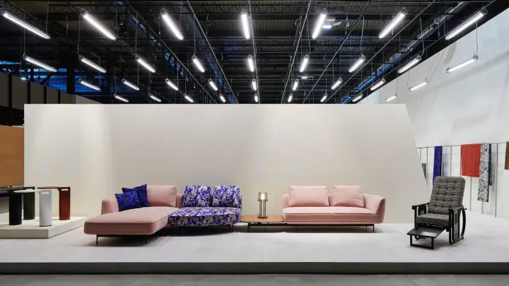 Das Sofa Andes von Designer Luca Nichetto für Wittmann wurde bewusst so gestaltet, dass es in großen Räumen wirkt - aber einzelne Module lassen sich auch in ein kleines Apartment integrieren. (Foto: Max Rommel/Wittmann/dpa-tmn)