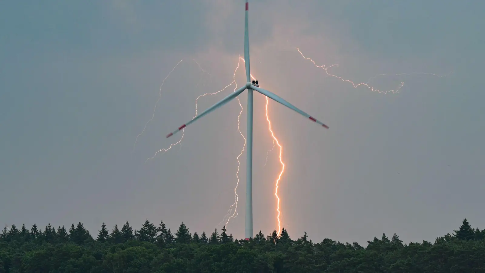 Gewitter treten in den kommenden Tagen in Deutschland immer wieder mal auf. (Archivbild) (Foto: Patrick Pleul/dpa)