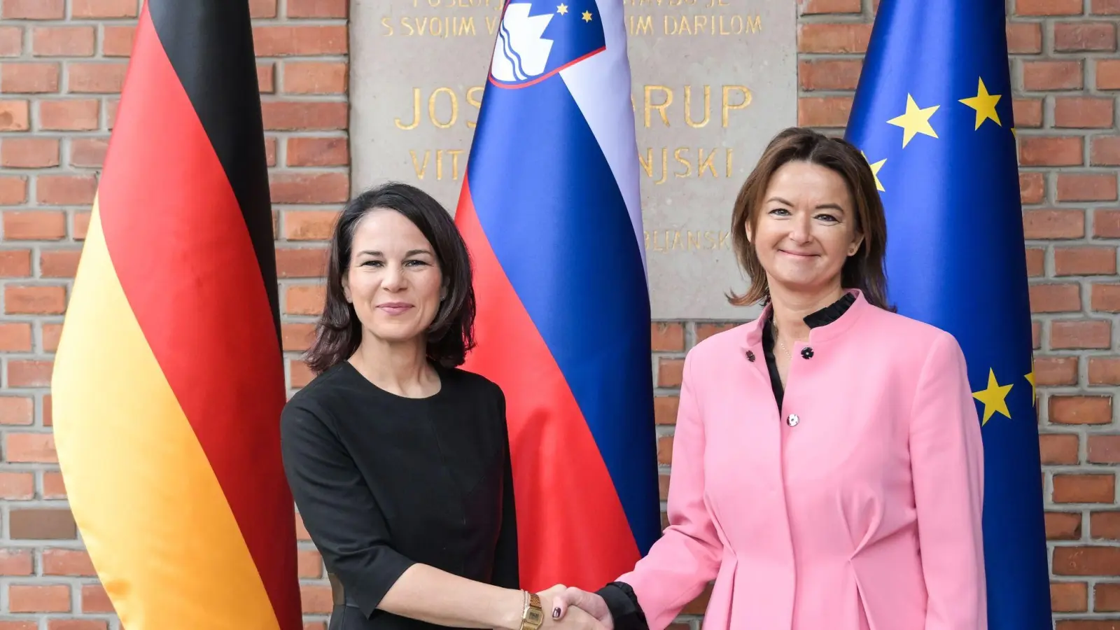 Bundesaußenministerin Annalena Baerbock wird in Ljubljana von ihrer slowenischen Amtskollegin Tanja Fajon (r) begrüßt. (Foto: Hannes P. Albert/dpa)