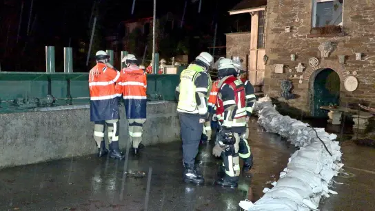 Einsatzkräfte der Feuerwehr in Solingen  bei einer durch Dauerregen überfluteten Straße im Einsatz. (Foto: Gianni Gattus/Blaulicht Aktuell Solingen/dpa)