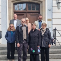 Kollegialer Austausch in Neuendettelsau: Bischof Craig Miller (Dritter von links) wurde auch dort von Regionalbischöfin Gisela Bornowski (rechts) begleitet. (Foto: Ruth Gronauer)