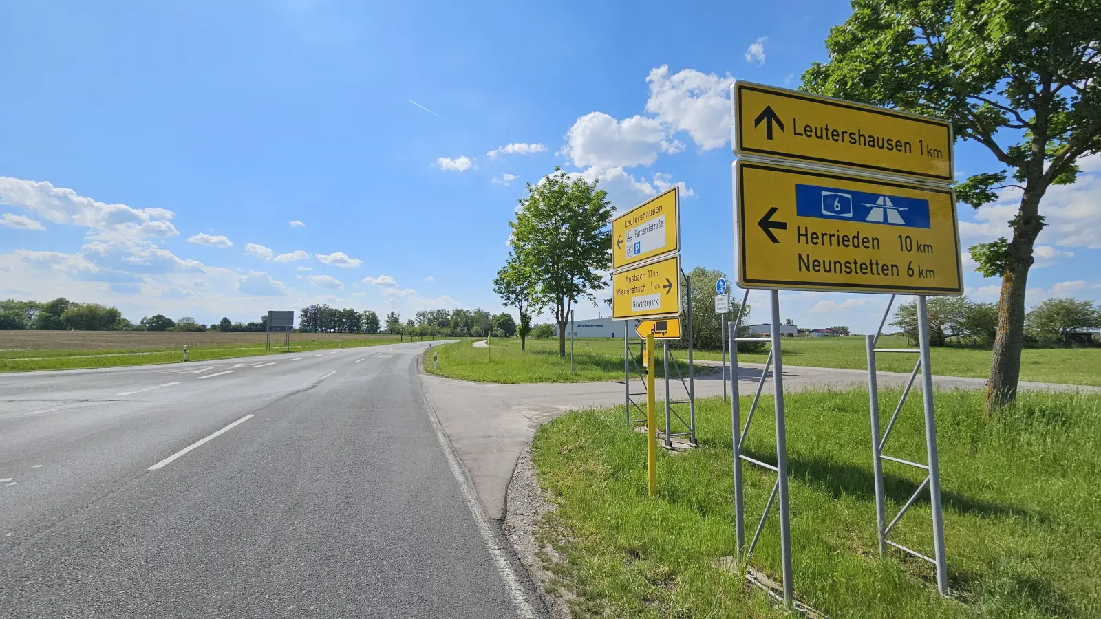 Während diese Kreuzung am Ostrand von Leutershausen zu einem Kreisverkehr umgebaut wird, soll der Verkehr auf einer provisorischen Fahrbahn im Norden (rechts im Bild) vorbeifließen. (Foto: Wolfgang Grebenhof)