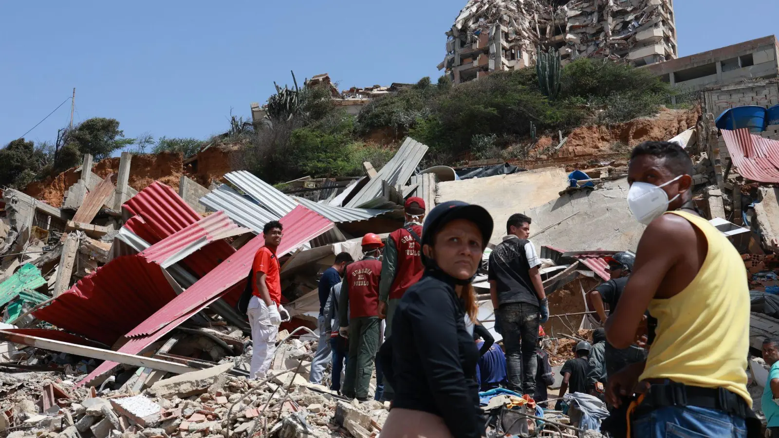 Menschen suchen fieberhaft nach Überlebenden unter den Trümmern.  (Foto: Javier Campos/)