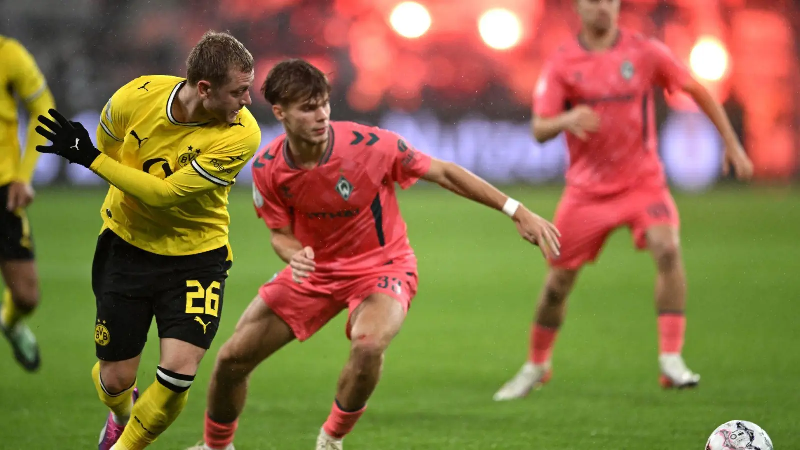 Lieferten sich eine umkämpfte Partie: Borussia Dortmund und der SV Werder Bremen. (Foto: Fabian Strauch/dpa)