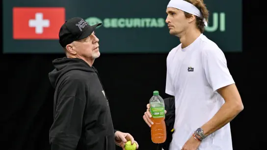 Der ehemalige Tennisprofi Boris Becker (l) und Alexander Zverev stehen beieinander. (Foto: Harald Tittel/dpa)