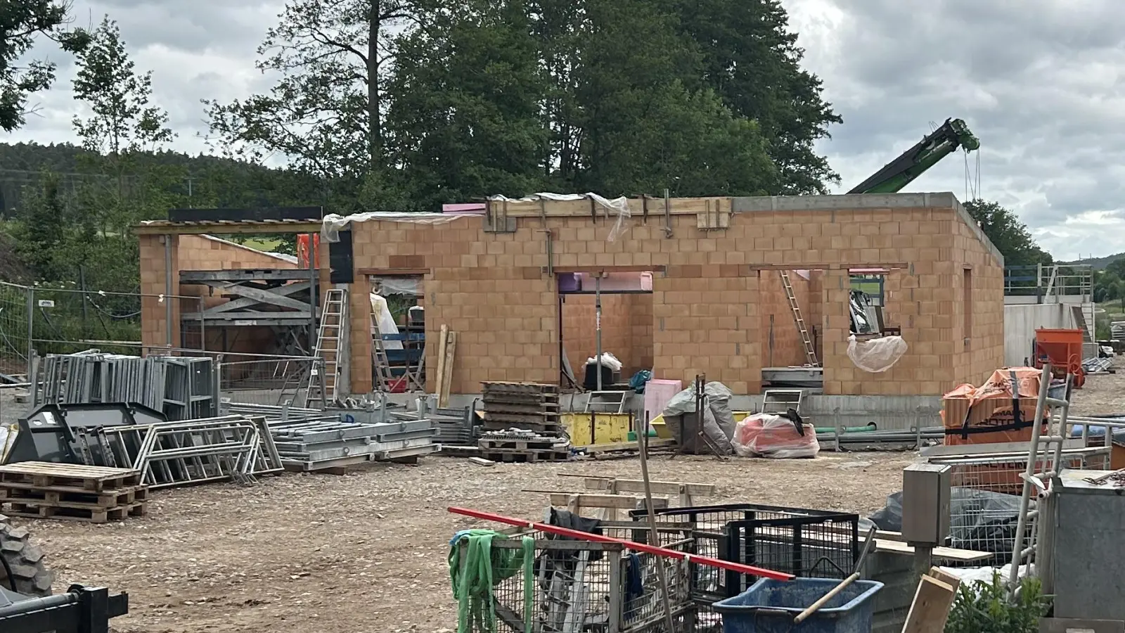 Diese Baustelle bedarf einer Erklärung, fanden nicht wenige Menschen bei den Bürgerversammlungen: Die Kosten für die Kläranlage in Adelmannssitz steigen auf 4,7 Millionen Euro. (Foto: Florian Pöhlmann)