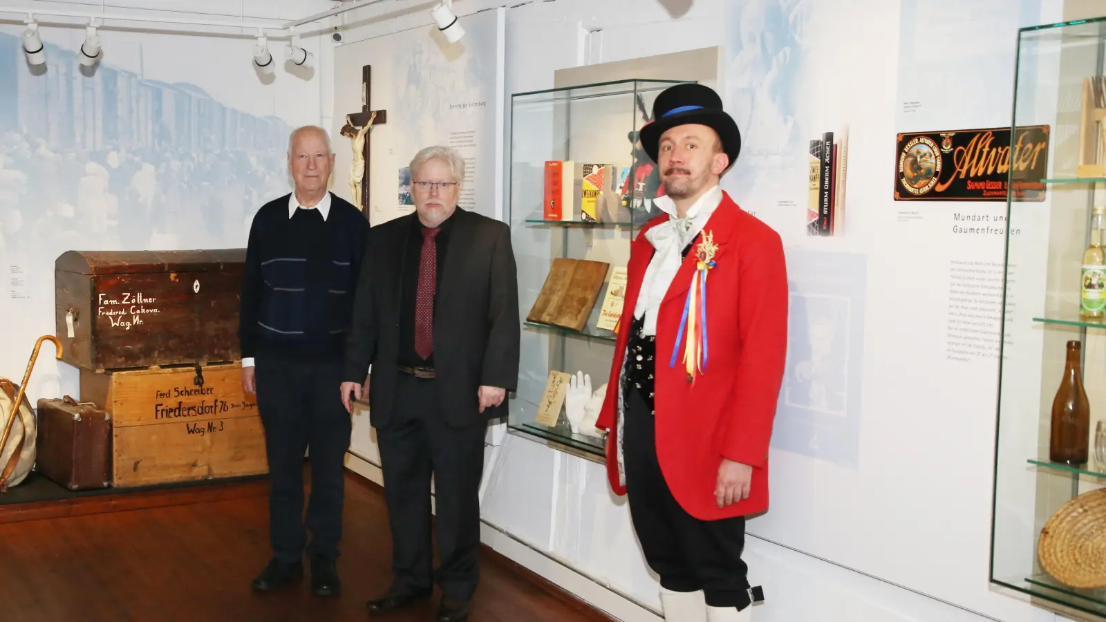 Sie präsentierten die neue Jägerndorf-Abteilung im Markgrafenmuseum (von links): Diether Ertel, Dr. Wolfgang Reddig und Lorenz Justin Loserth in einer südschlesischen Tracht. (Foto: Alexander Biernoth)
