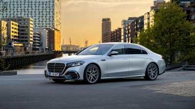 Noch mehr Glamour gibt es für die neue S-Klasse von Mercedes zum&nbsp;Beispiel durch einen beleuchteten Grill. (Foto: Mercedes-Benz AG/dpa-tmn)